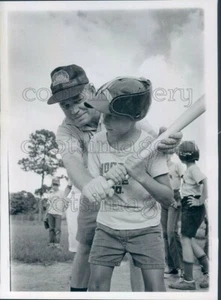 1963 Press Photo Little League Coach John Beach Helps Boy 1960s Miami FL - Bild 1 von 2