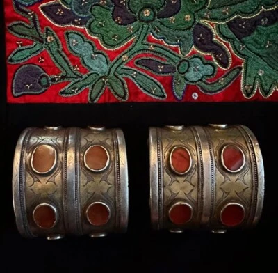 (B) Par de puños antiguos de cornalina de plata turcomana firmados Foto 1 de 4