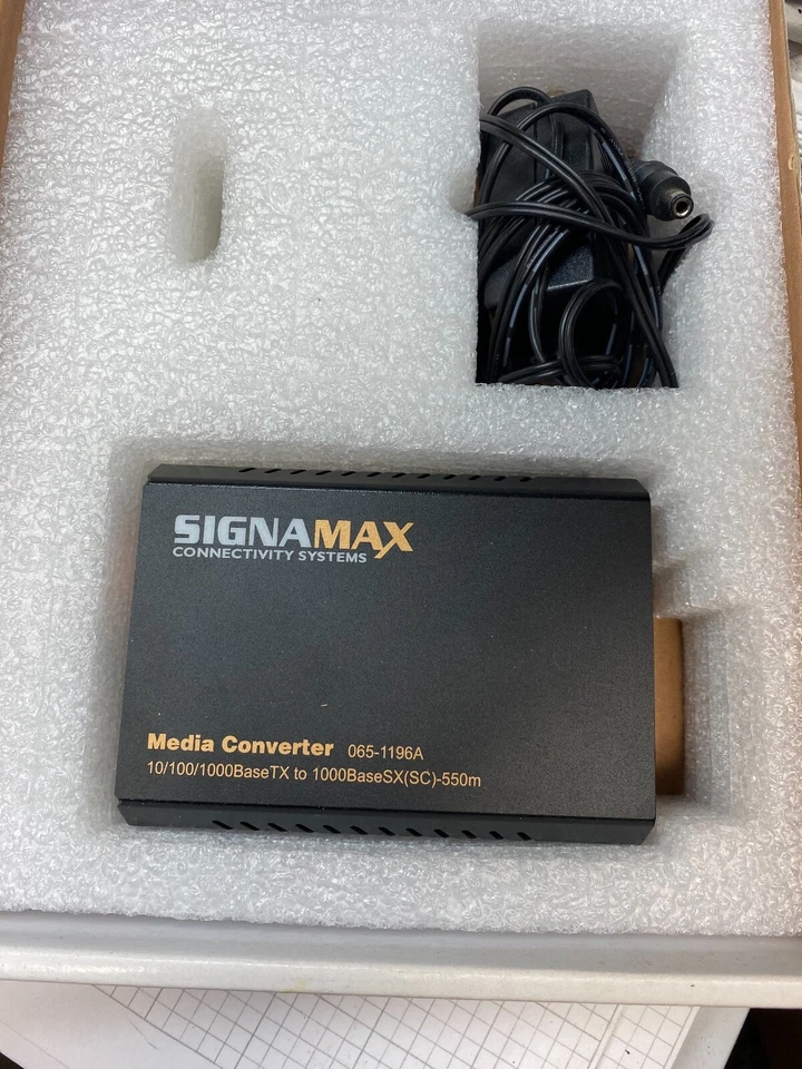 Signamax Gigabit Ethernet Fiber Optic Media Converter 065-1196a