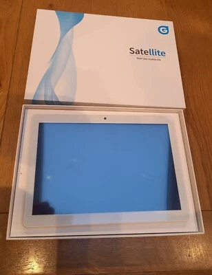 STC512 WIFI 5G PRO WITH SIM AND CASE white with black case - Image 1 of 4