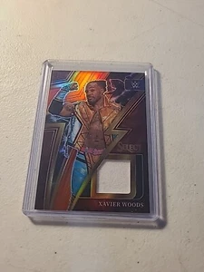 XAVIER WOODS 2023 PANINI SELECT WWE CHISPAS RELIQUIA ROJO PRIZM SER# 12/99 - Imagen 1 de 2