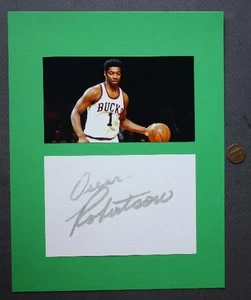 Milwaukee Bucks HOF Star Oscar Robertson AUTOGRAPHED / SIGNED card & photo set - - Picture 1 of 1