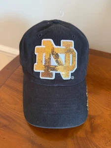 Cappello Berretto Donna '47 Marca Notre Dame Ricamato Blu Paillettes Logo Regolabile - Foto 1 di 6