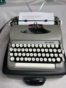 Máquina de escribir portátil Smith Corona Sterling 1965 vintage y estuche - excepcional - bonita - Imagen 1 de 21