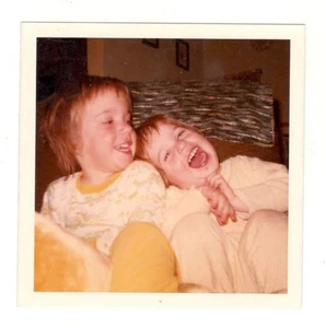 Vintage Foto Happy Girls Schwestern 70er Jahre Fundkunst DST86 - Bild 1 von 1