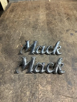 OEM Mack Script Cromo Emblemas Insignias Adornos Semi Camión Conjunto Par Piezas EE. UU. Foto 1 de 4