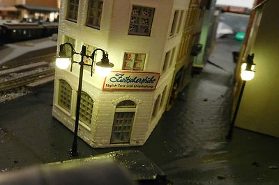 5 schwarze 2-flammige LED Straßenlaternen, 57 mm hoch, aus Messing, warmweiß - Bild 1 von 4