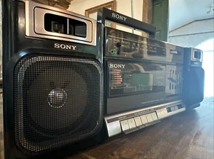 De colección Hermoso Reproductor Grabador Cassette Estéreo AM/FM Negro Sony CFS-1000 Boombox - Imagen 1 de 5