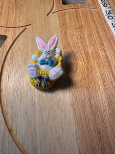 Vintage Hase Ostern Anstecknadel Brosche süßer Hase im Korb J75 - Bild 1 von 3