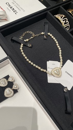 ?CHANEL Collana di perle corte CCS smaltate a forma di cuore con diamanti pieni 24C