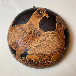 Peruanische geschnitzte Kürbis Schale Wanddeko Kunst Henne und Hühner Volkskunst Peru - Bild 1 von 4