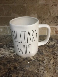 Rae Dunn MILITARY WIFE Tasse USA Patriotic LL Artisan Collection Rarität NEU - Bild 1 von 12