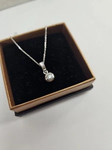 18ct White gold diamond solitaire pendant and 18"chain - Picture 1 of 11