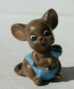 JOSEF ORIGINALS BEBÉ NIÑO RATÓN CON SONAJERO AZUL VINTAGE FIGURA CERÁMICA-ETIQUETA - Imagen 1 de 1