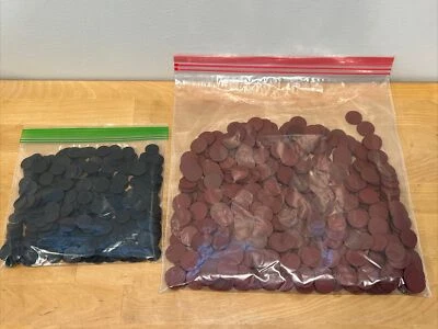 Gran Lote De Círculos Marcadores BINGO Chips Granate y Negro Opaco De Colección Foto 1 de 4