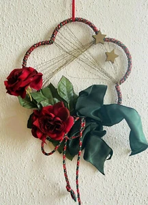 Geschmackv. Deko z. Hängen m. roten Rosen & Gold & Satinband Kunsthandwerk - Bild 1 von 4