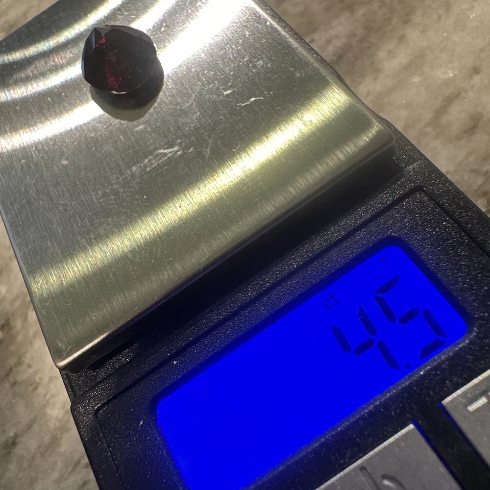 Pedra preciosa solta granada oval escura 4,5 CT - Imagem 1 de 4