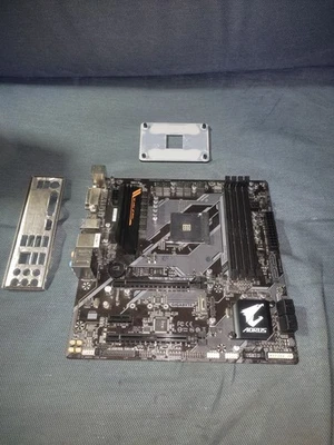Gigabyte B450 AORUS M Micro-ATX Motherboard AM4 Ryzen *faulty* - Immagine 1 di 4