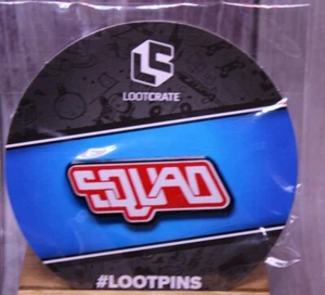 NEU Squad Emaille Pin Beutekiste exklusiv Pinback versiegelt 2019 weiß rot Text Neu in Verpackung - Bild 1 von 2