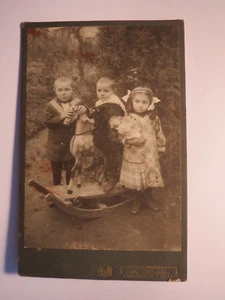 Bargteheide in Holstein - 3 Kinder - Schaukelpferd - Mädchen mit Puppe / KAB - Bild 1 von 2