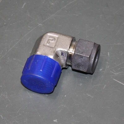 Parker 90° Elbow Coupler 10-12 CBZ-SS, 5/8" CPI Tube x 3/4" NPT Pipe, Stainless - Image 1 of 4