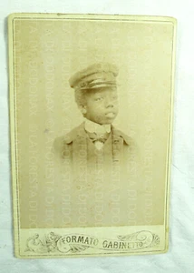 CURIOSA FOTO ANTICA BAMBINO DI COLORE DIVISA COLLEGIO 1870 CA STRANA F. CABINET - Imagen 1 de 2