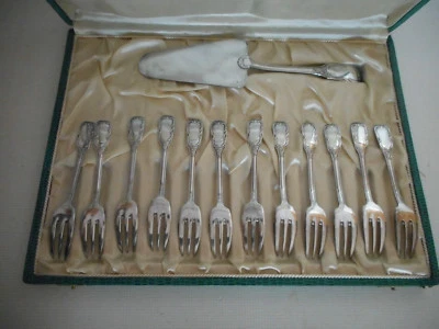 SERVICE A GATEAUX  OU A DESSERT EN METAL ARGENTE.COUVERTS  - Photo 1/4