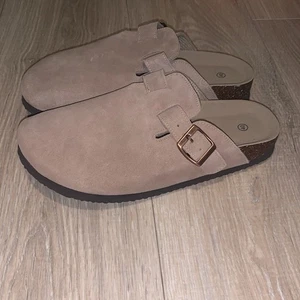 Damen Clogs Pantoletten Hausschuhe mit Fußgewölbestütze und verstellbarer Schnalle Ahorn - Bild 1 von 7