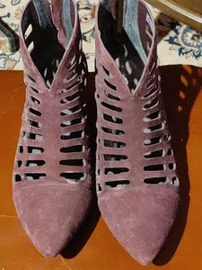 Rockport  Back Zip Kitten Heel SIZE: 9.5M  Leather Upper PURPLE Suede  - Picture 1 of 8