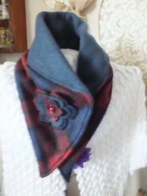 Bufanda polar reciclada reutilizada hecha a mano flor azul marino rojo cierre a presión Foto 1 de 2