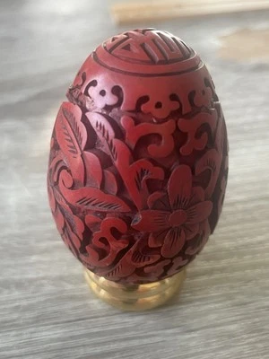 🔥 Huevo decorativo vintage de madera de cinabrio rojo Franklin Mint • Soporte de anillo de oro 1988 Foto 1 de 4
