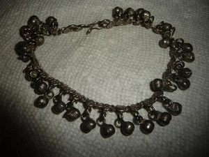 PULSERA GRANDE 8"" L TONO PLATA CON CUENTAS DE METAL PLATA COLGANTES #14/21 - Imagen 1 de 5