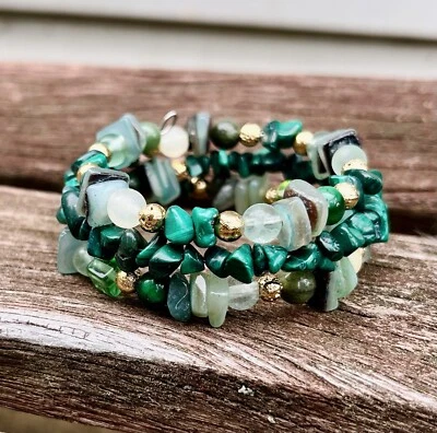 Pulsera de cuentas envuelta en alambre verde Foto 1 de 3