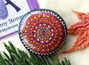 Handbemalter Alchemie Krebs Meditationsstein mit Rot, Orange, Gelb, Gold & Weiß - Bild 1 von 4