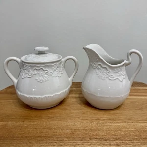 Milchkännchen & Zuckerdose mit Deckel, Claire von Ralph Lauren & Wedgwood weiß geprägt - Bild 1 von 7