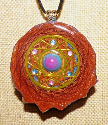 Símbolo de geometria sagrada - Pingente de pinha - Com brilho na pedra escura - Imagem 1 de 4