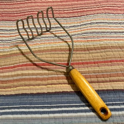 Utensilio de cocina retro con mango de madera para triturador de patatas de alambre Foto 1 de 4