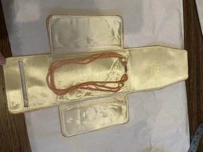 Fio contínuo de coral frisado com fecho dourado - Imagem 1 de 4