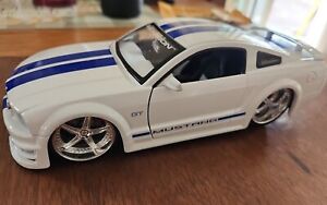 Jada Toys 1:24 Scale Bigtime Muscle • 2005 Ford Mustang GT "3dCARBON" [Loose]