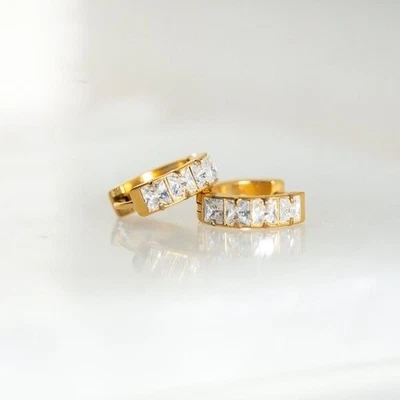 Pendientes de aro Huggie con pavé ancho impermeables sin deslustre brillantes joyas navideñas Foto 1 de 4