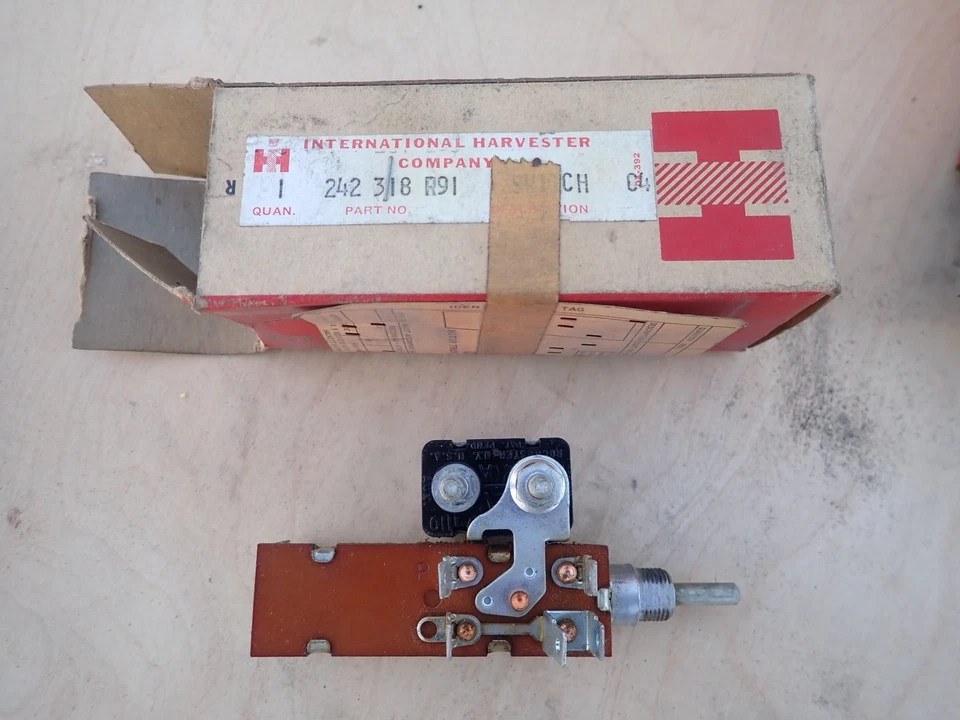 Interruptor de faros International Scout IH 242318R91 NUEVO 1961-1971 nuevo stock antiguo Foto 1 de 3