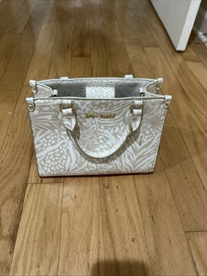 Cartera pequeña de cuero Betsey Johnson. Usado Foto 1 de 2