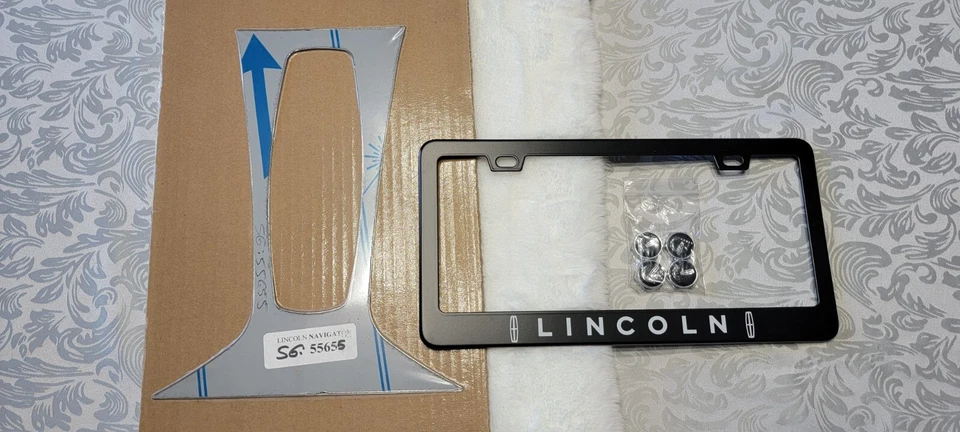 Lincoln Navigator 2015-17 logotipo de rejilla de acero inoxidable y soporte de matrícula. Foto 1 de 1