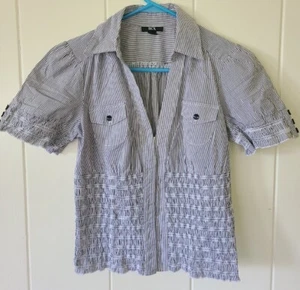 BCX Damen Jrs M Top grau gestreift Ösen Haken vorne offen V-Ausschnitt Drop Waist Rüschen - Bild 1 von 8