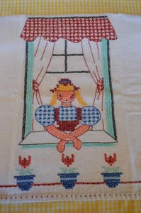 Vintage Baumwolle Hand Kreuz genäht Handtuch blond Mädchen am Fenster mit Tulpen 24"x16" - Bild 1 von 11