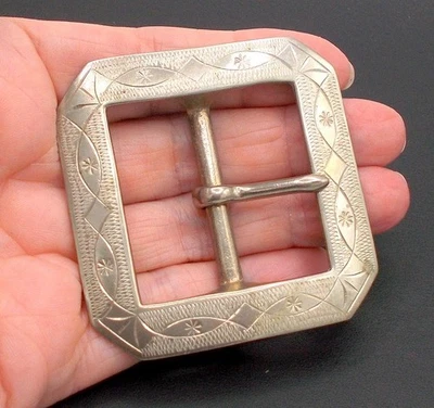 Hebilla cuadrada vintage de níquel macizo plata 2 5/16" diseño grabado perseguido 41 gms Foto 1 de 4