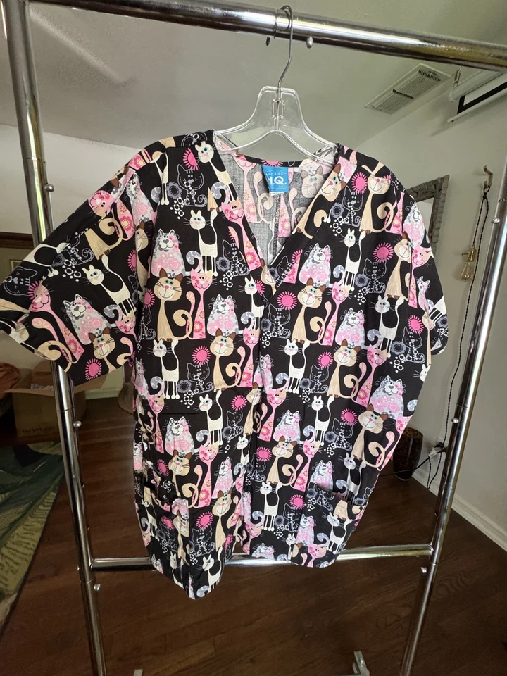 women's scrub top Size L Cat Pattern Brand HQ 100% Cotton  - Image 1 of 1