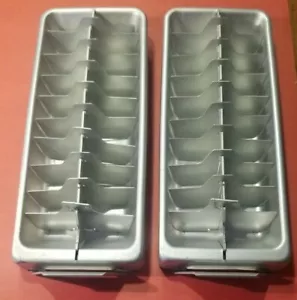Par de bandejas de cubitos de hielo vintage de aluminio Frigidaire de 20 cubos - Imagen 1 de 5