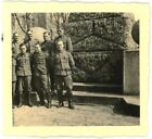 Orig. Foto Soldaten A.R.70 bei Denkmal in Kaserne LAHNSTEIN b. Koblenz Rhein