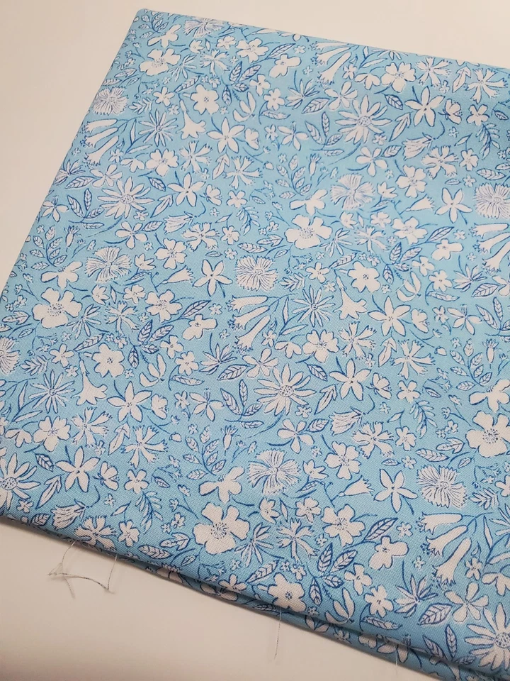 Telas Liberty Acolchas Azules Algodón Floral Coser Artesanía NUEVO CUARTO GRUESO  Foto 1 de 2